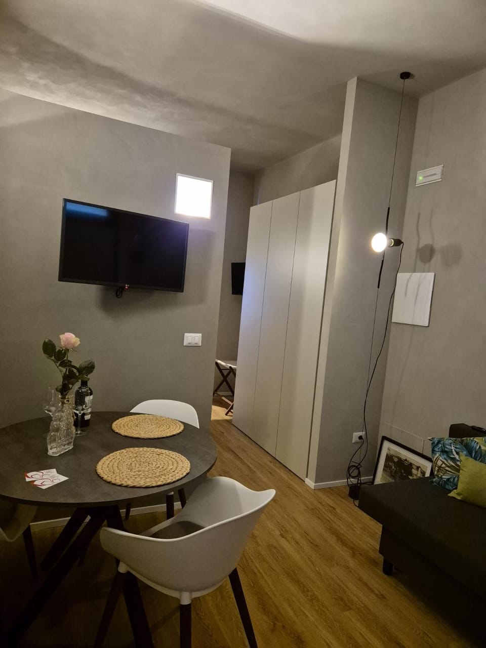 TV and multimedia, Living room, Seating area, Dining area
