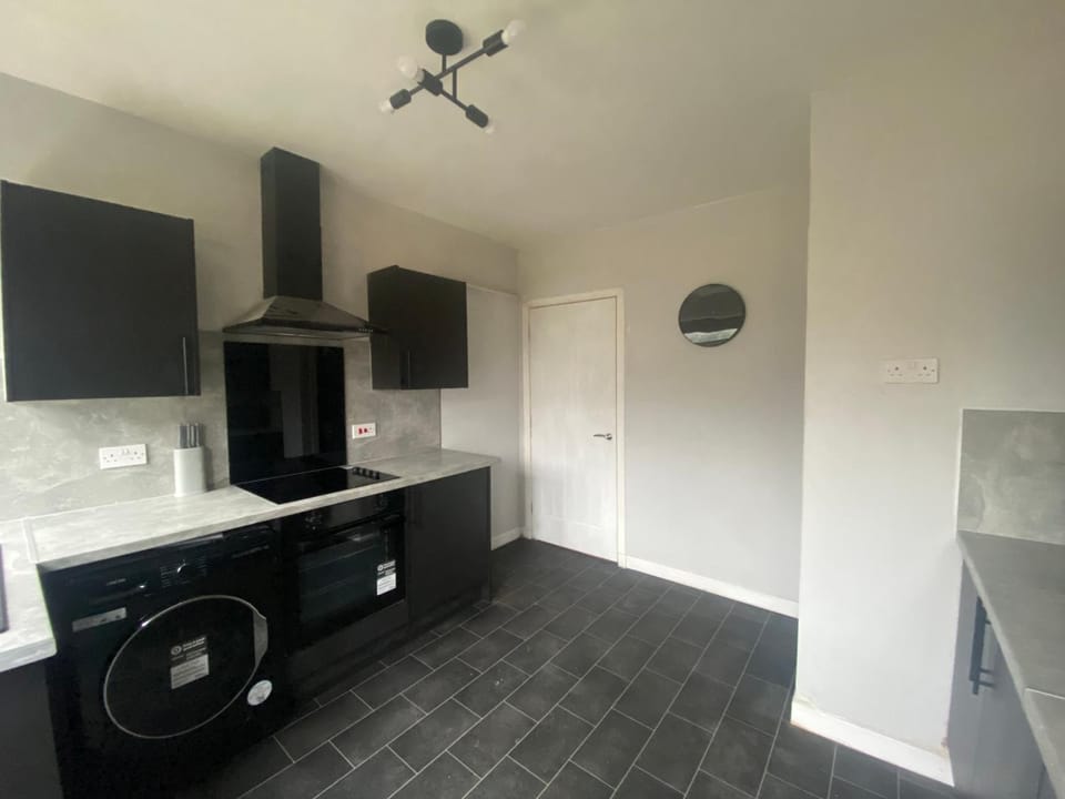 3BR Sleeps 6 Free Parking Near Glasgow City Centre Apartment in Paisley