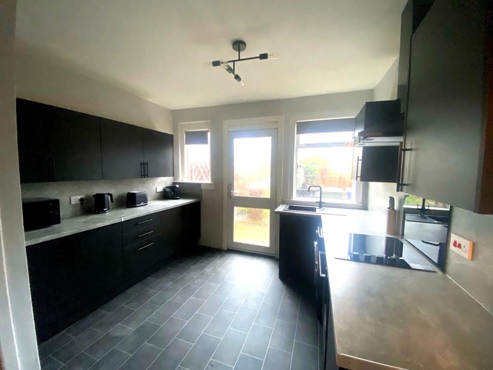 3BR Sleeps 6 Free Parking Near Glasgow City Centre Apartment in Paisley