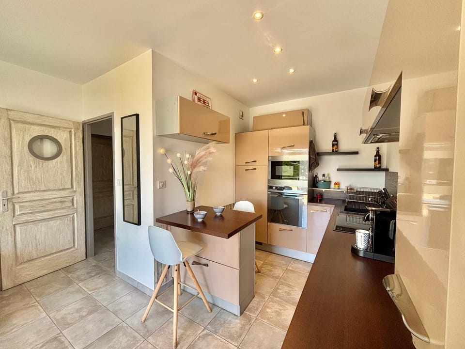 Kitchen or kitchenette, Dining area