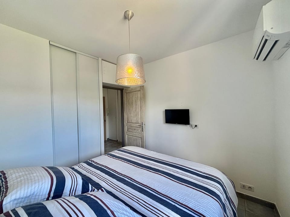 Photo of the whole room, Bedroom, air conditioner
