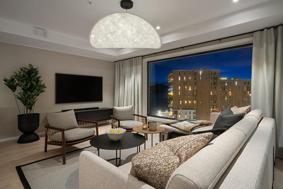 TV and multimedia, View (from property/room), Living room, Seating area, City view, Sea view
