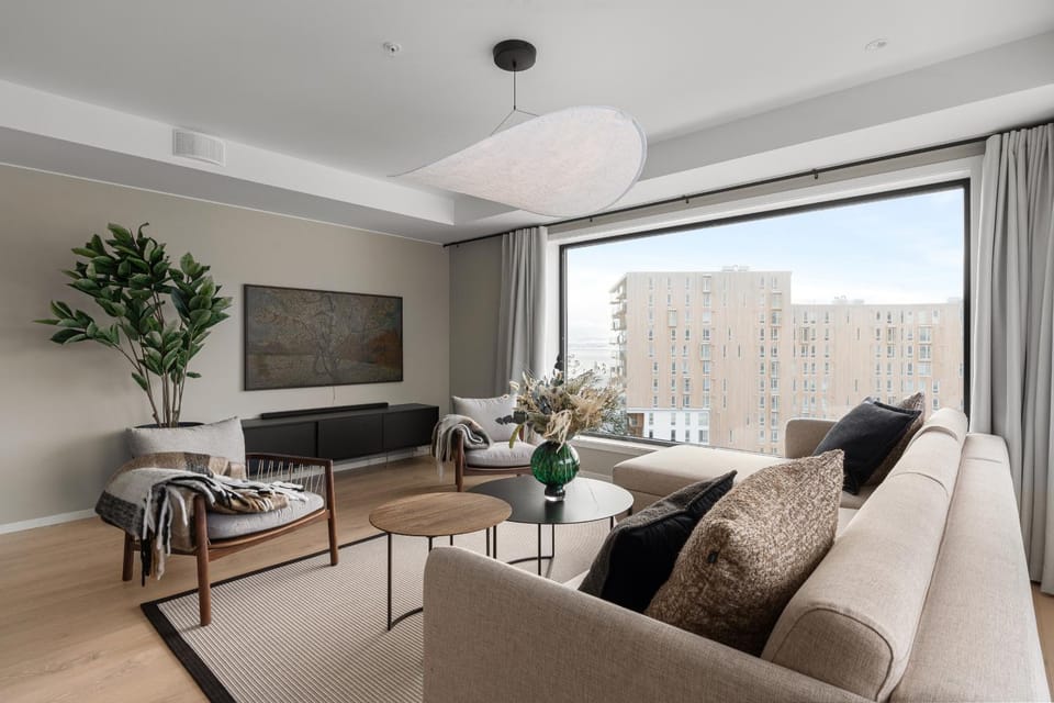 TV and multimedia, View (from property/room), Living room, Seating area, City view, Sea view