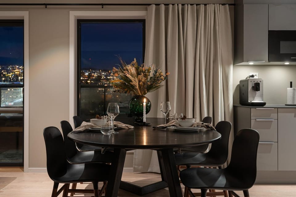Coffee/tea facilities, View (from property/room), Kitchen or kitchenette, Seating area, Dining area, City view