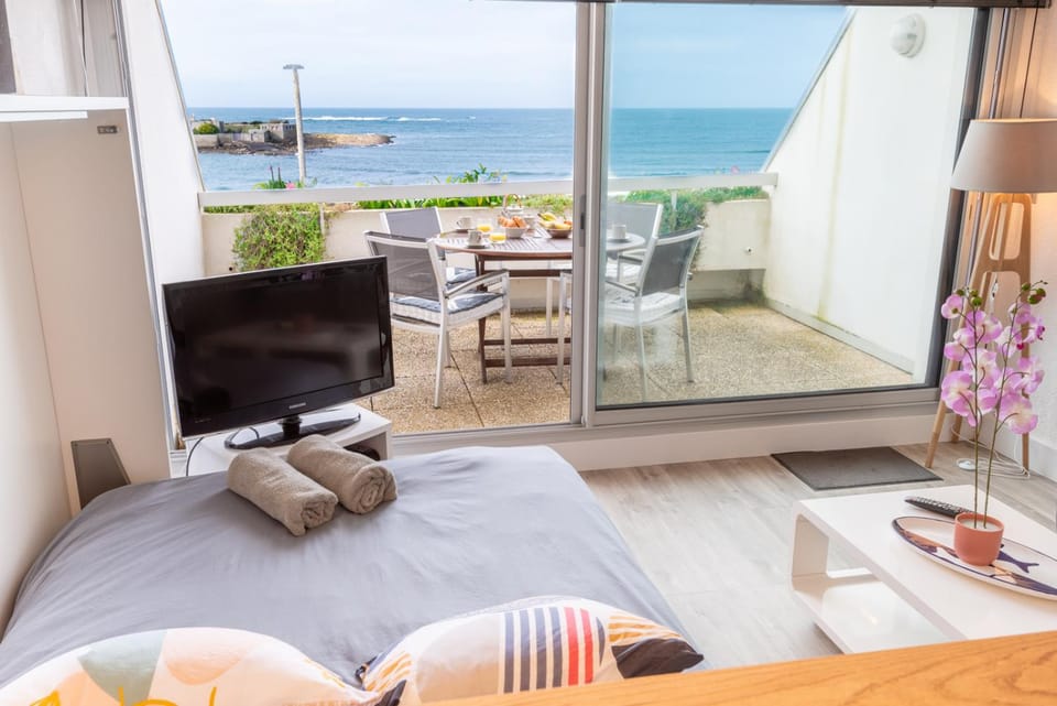 Bed, TV and multimedia, Living room, Seating area, Sea view, heating, internet