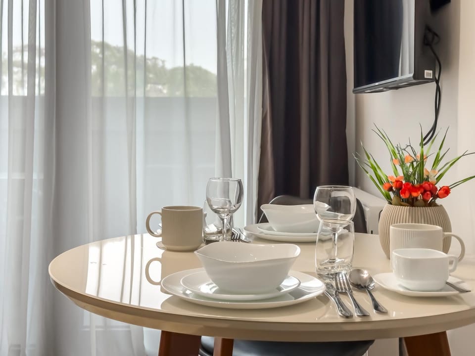 Kitchen or kitchenette, Dining area