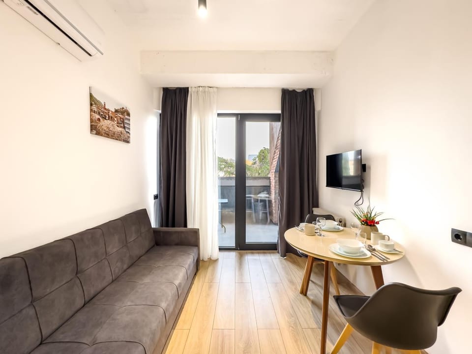 TV and multimedia, Living room, Seating area, Dining area