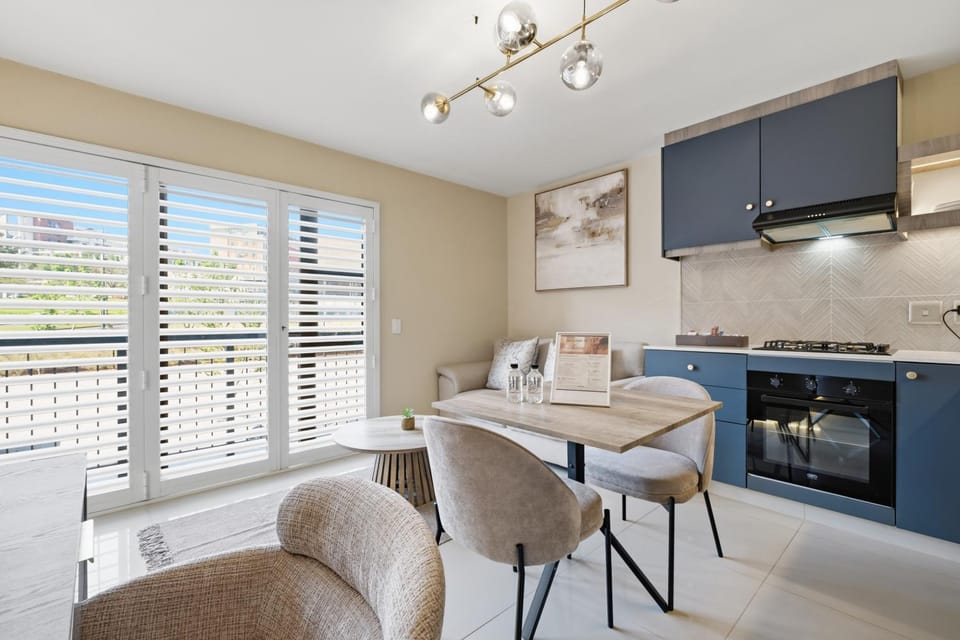 Kitchen or kitchenette, Living room, Seating area, Dining area, stove