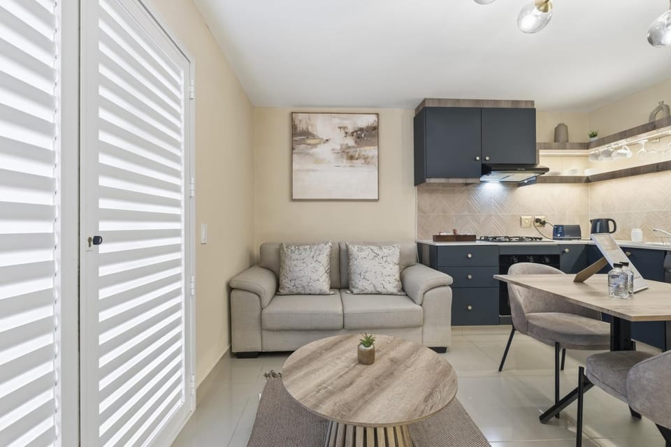 Kitchen or kitchenette, Living room, Seating area, Dining area