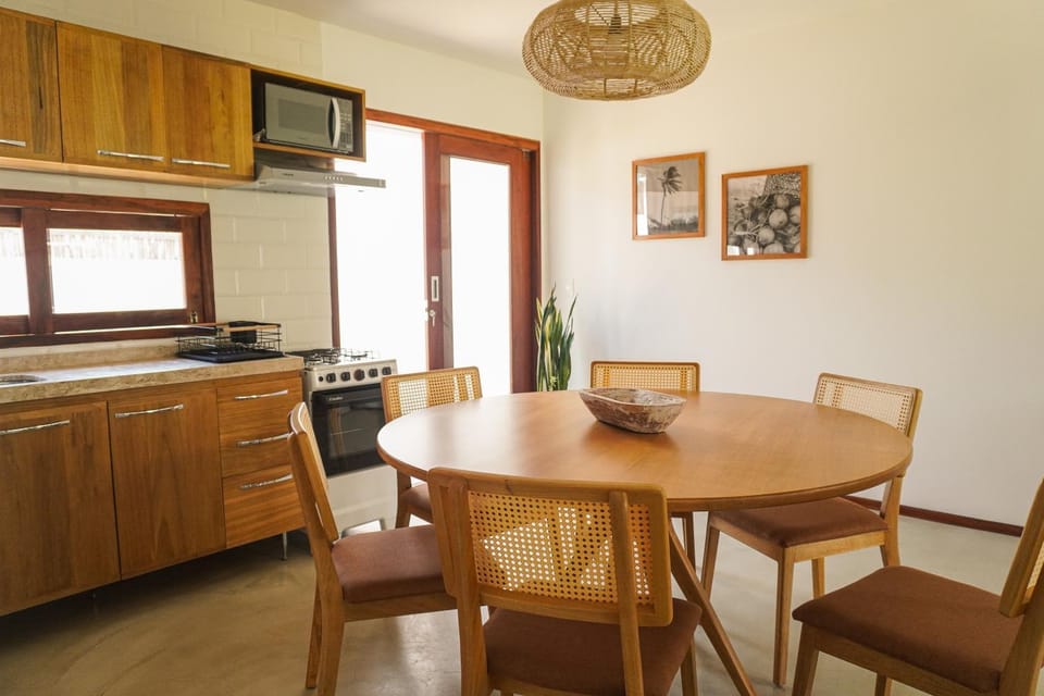 Kitchen or kitchenette, Dining area, stove