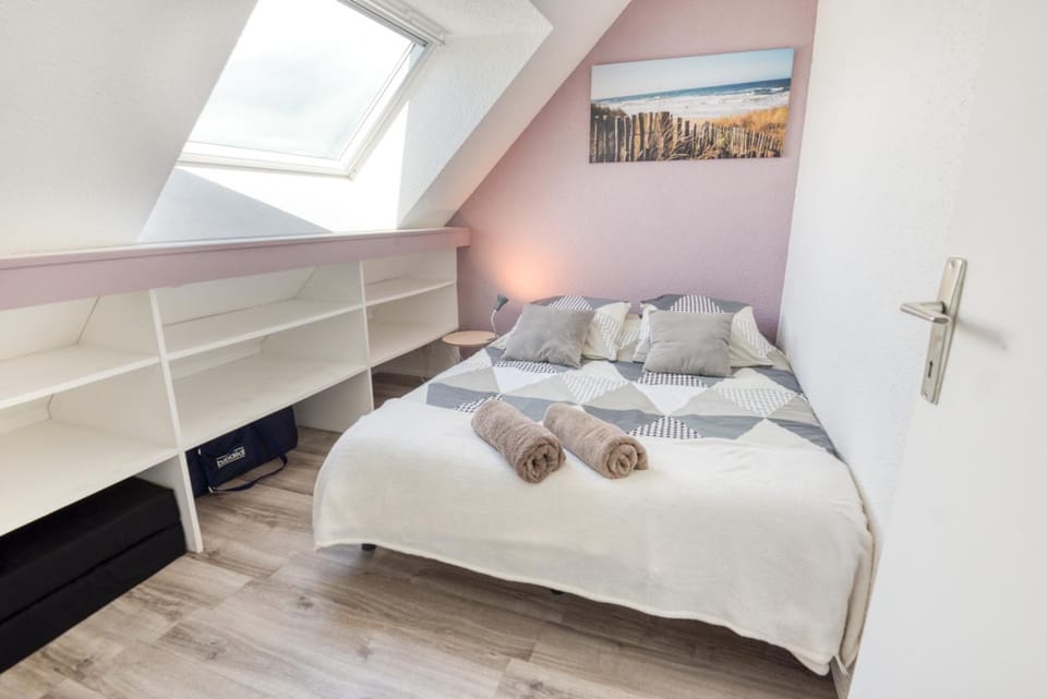 Bed, Photo of the whole room, Bedroom, towels