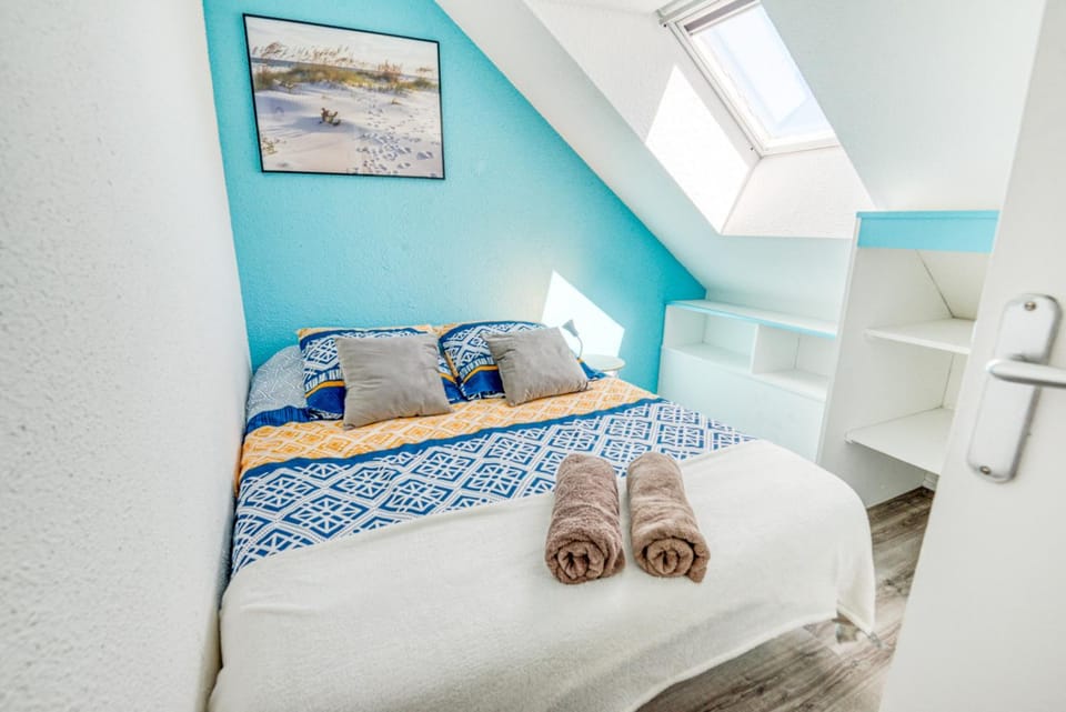 Bed, Photo of the whole room, Bedroom, storage, towels