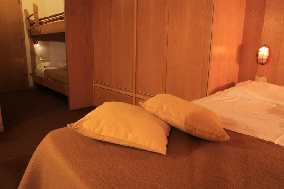 Bedroom, bunk bed