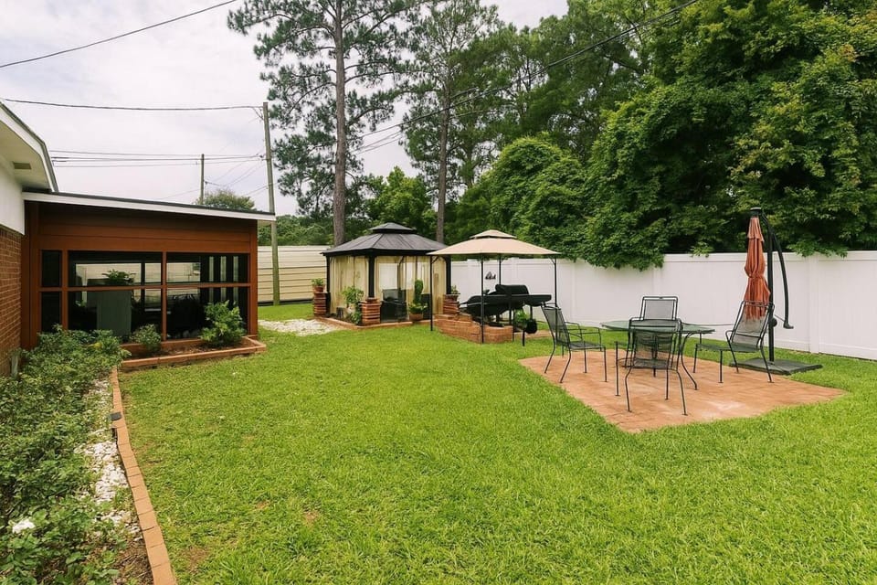 Screened Porch • Gazebo • BBQ • Sleeps 10 House in Savannah