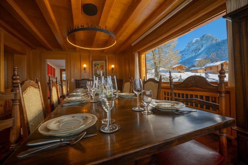 Natural landscape, Dining area, Mountain view, Meals