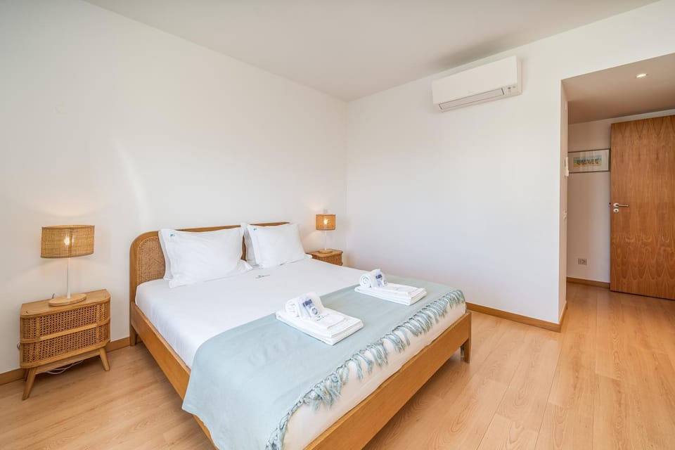 Bed, towels, air conditioner