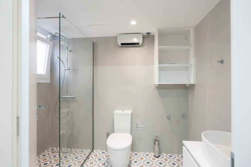 Shower, Toilet, Bathroom, towels