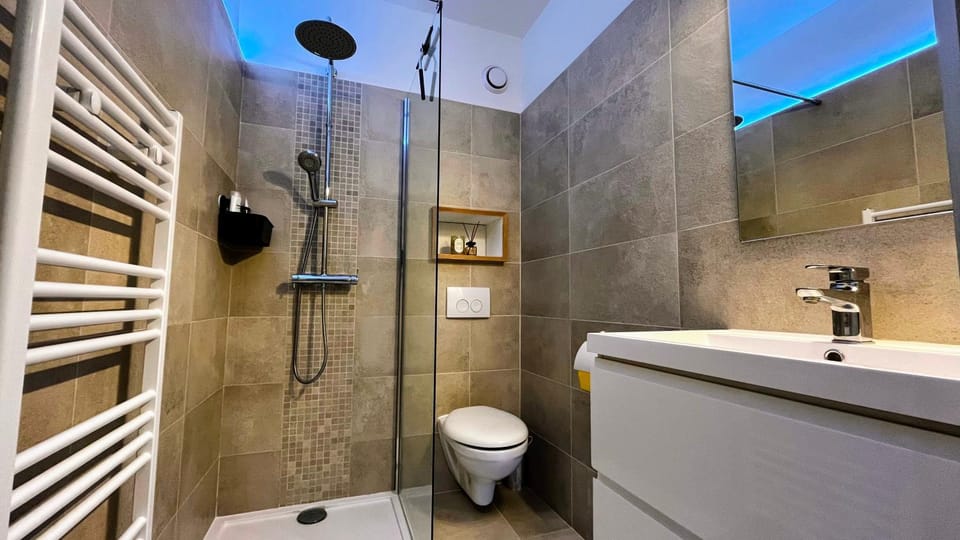 Shower, Toilet, Bathroom, towels