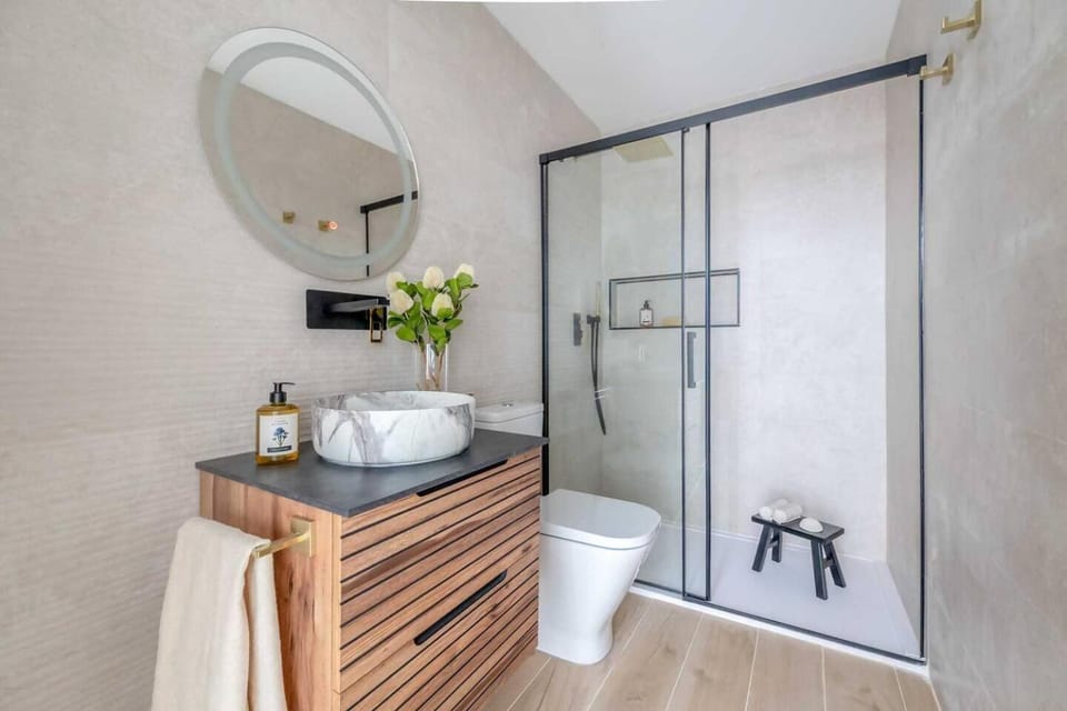 Shower, Toilet, Bathroom, towels