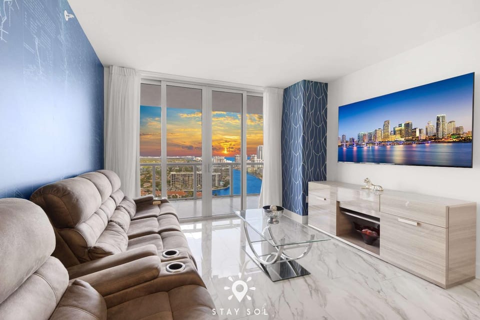 Spacious 2BR apt - Amazing Balcony View Apartment in Hallandale Beach