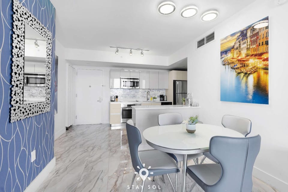 Spacious 2BR apt - Amazing Balcony View Apartment in Hallandale Beach