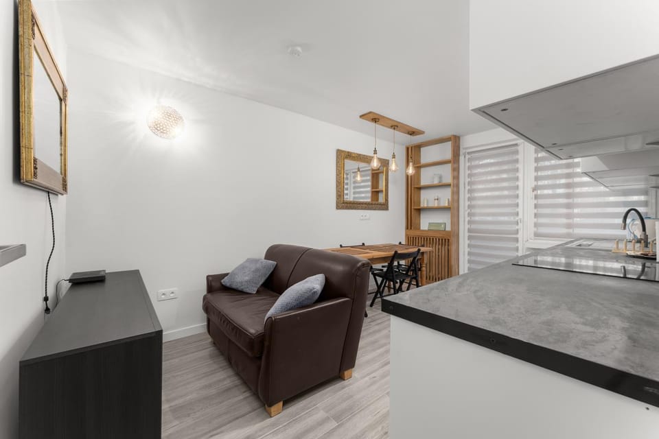 Bed, Kitchen or kitchenette, Living room, Seating area