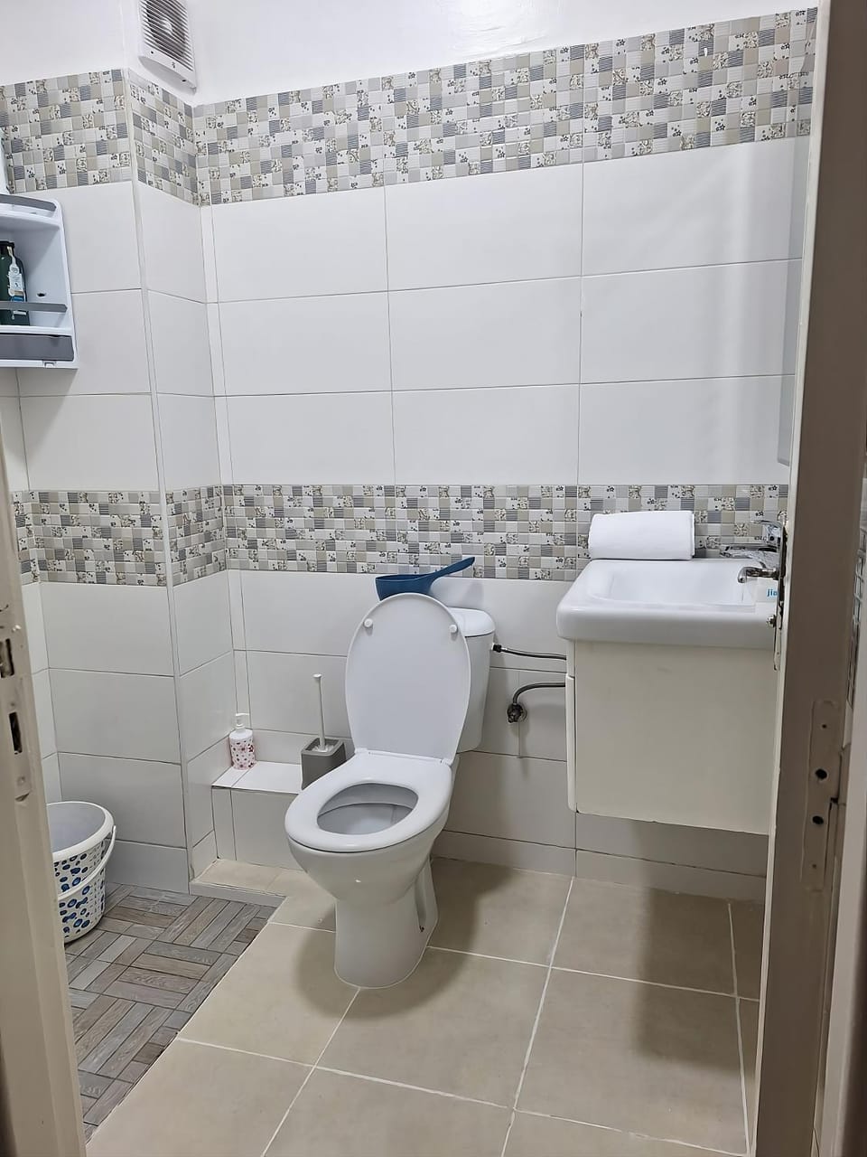 Toilet, Bathroom, towels