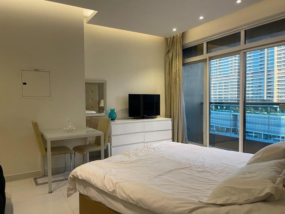 Bed, TV and multimedia, Bedroom
