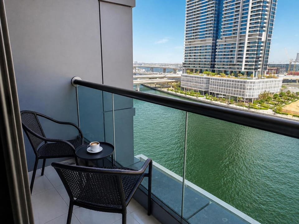 Patio, Day, Natural landscape, View (from property/room), Balcony/Terrace, Living room, Seating area, City view, Lake view, River view