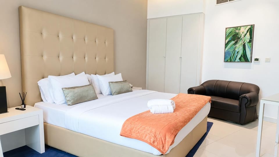 Bed, Living room, Photo of the whole room, Seating area, Bedroom