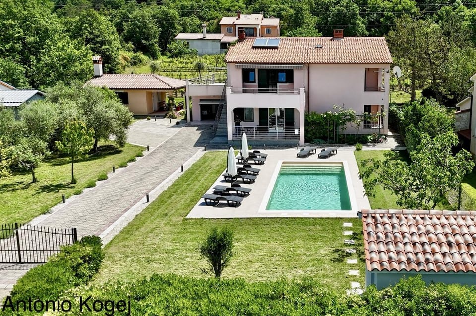 Property building, Bird's eye view, Swimming pool, Entertainment
