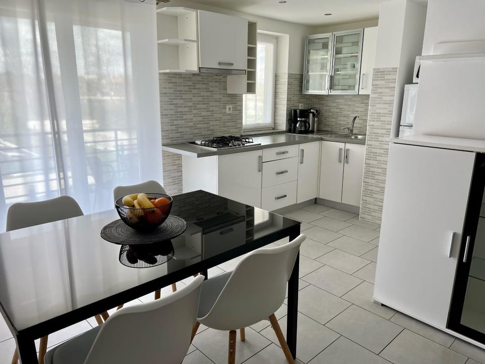 Kitchen or kitchenette, Dining area, kitchen