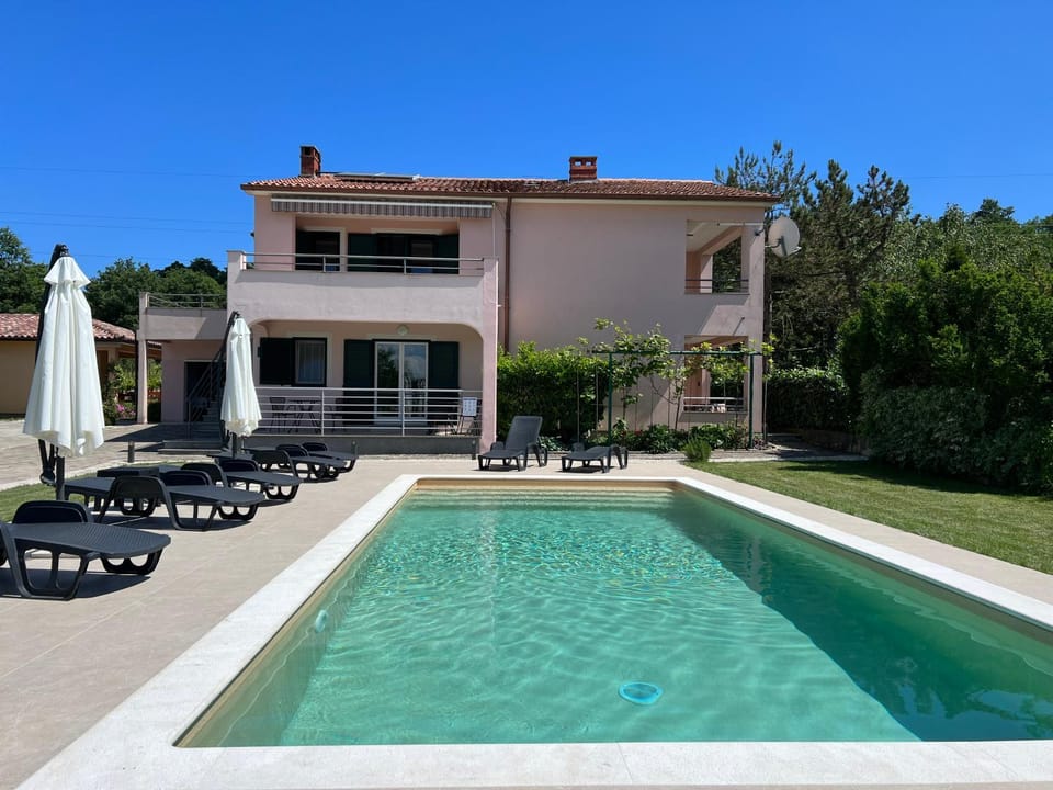 Property building, Day, Swimming pool, sunbed