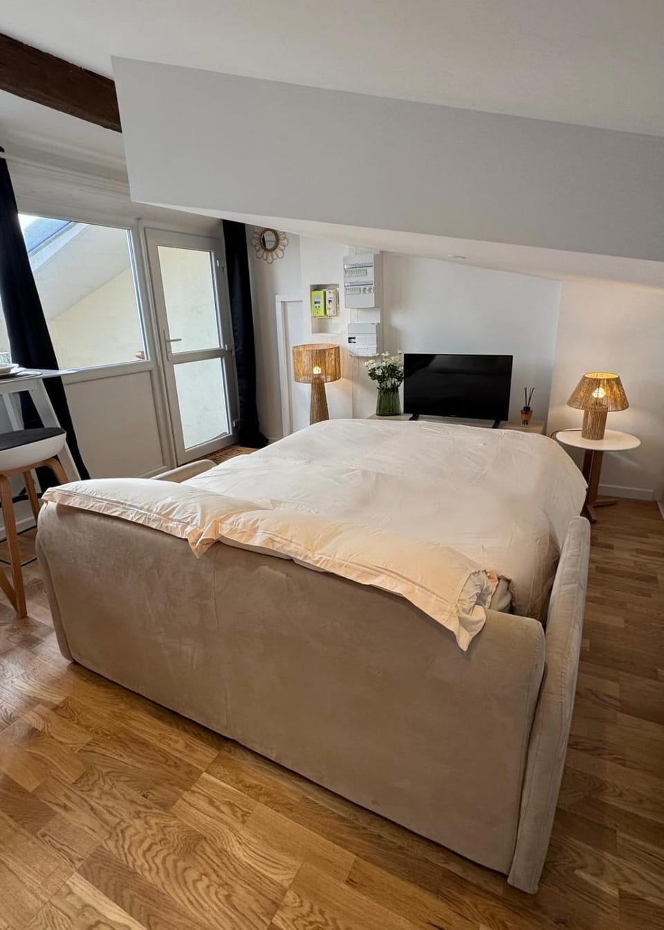 Bed, TV and multimedia