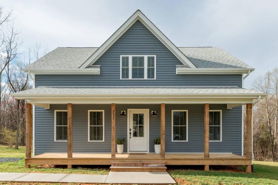 The Madison - 5 Minutes to Downtown, Firepit and Deck! House in Madison Heights