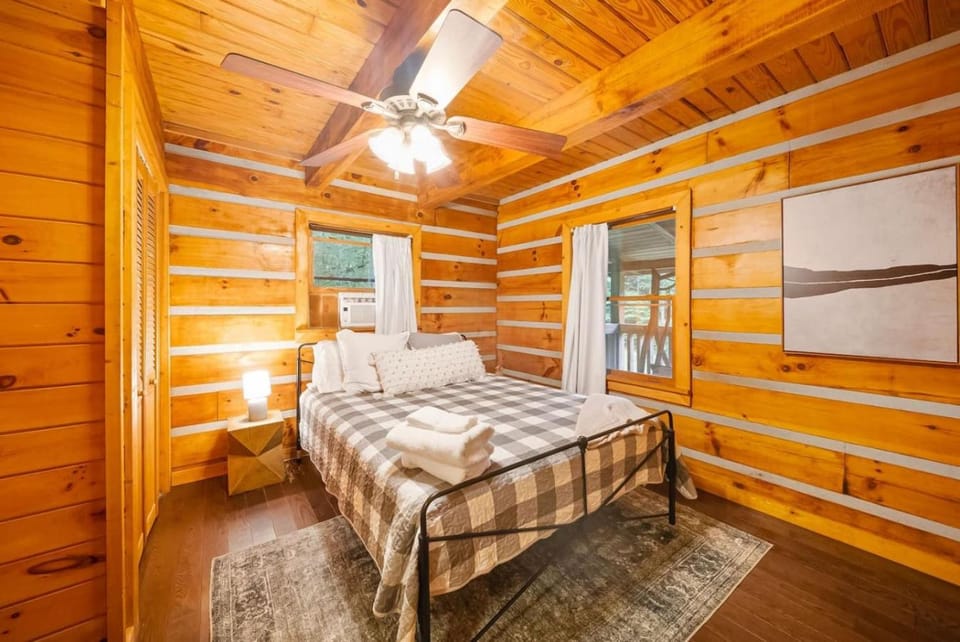 Whistler Retreat - Hot Tub, Fireplace, and Mountain Views! House in Swain County