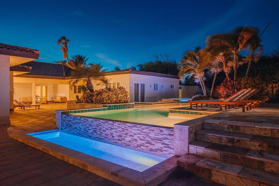BrandNEw Oceanfront Villa Private HotTub and Pool House in Noord