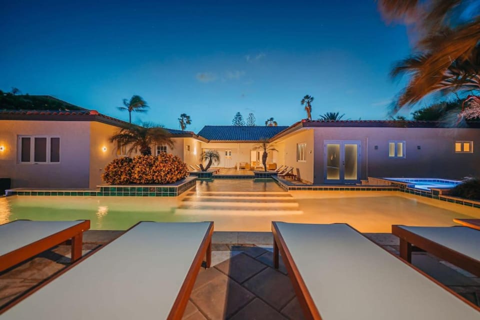 BrandNEw Oceanfront Villa Private HotTub and Pool House in Noord