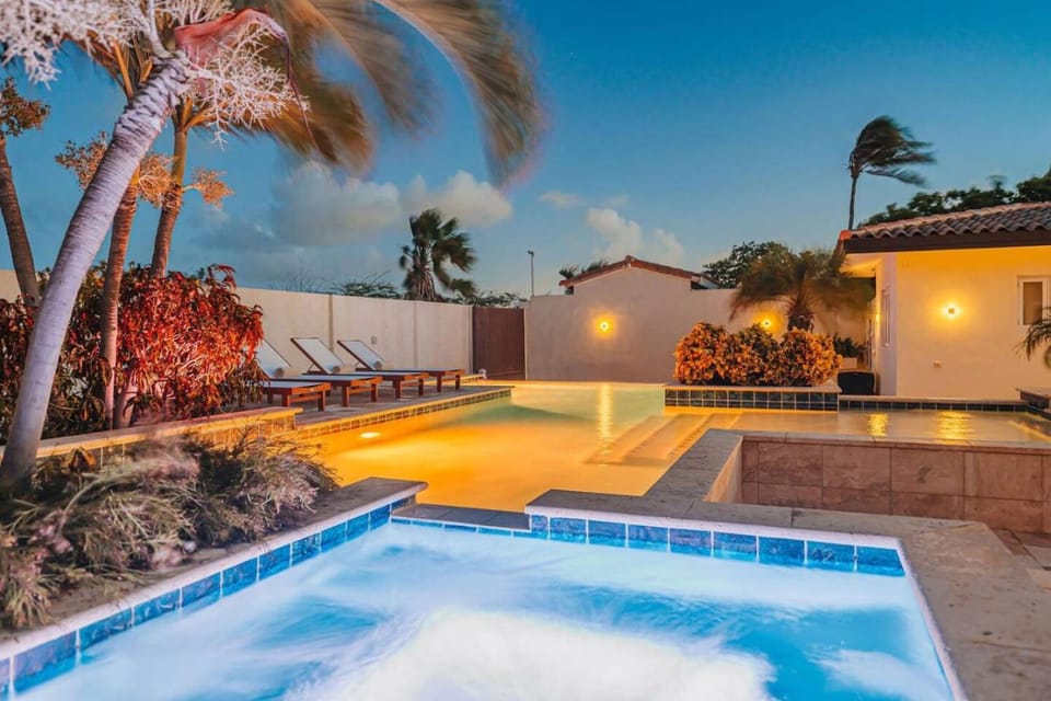 BrandNEw Oceanfront Villa Private HotTub and Pool House in Noord