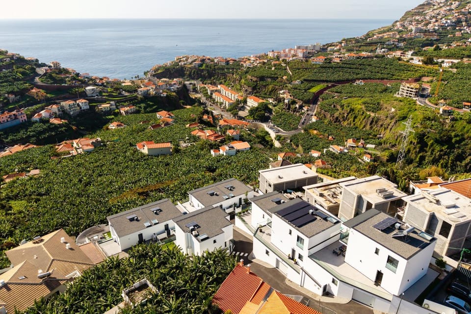 Property building, Day, Neighbourhood, Natural landscape, Bird's eye view, City view, Mountain view, Sea view, Street view