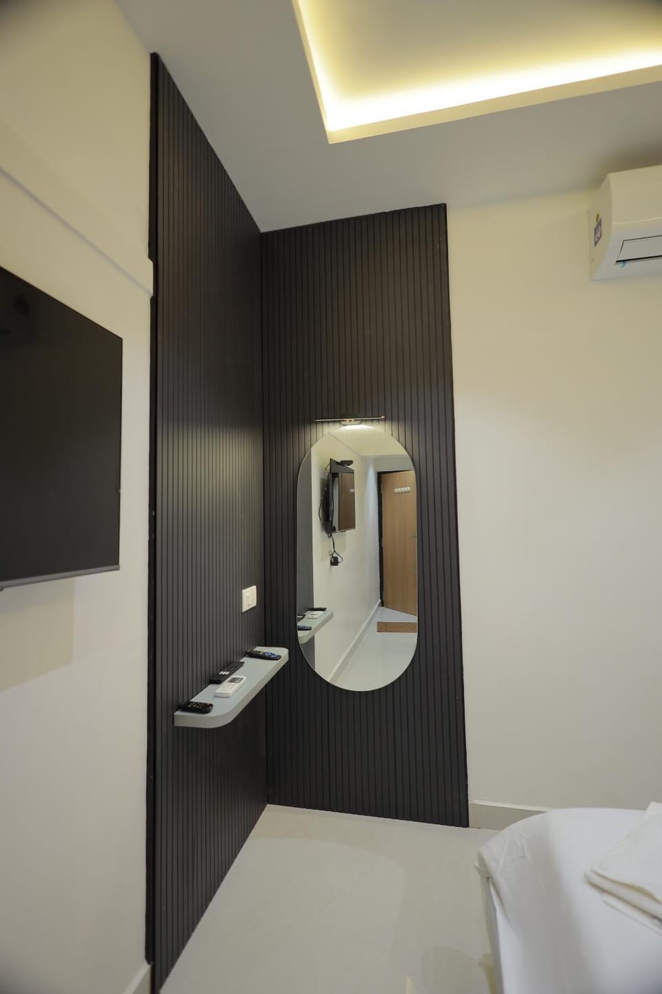 Bed, TV and multimedia, Bedroom
