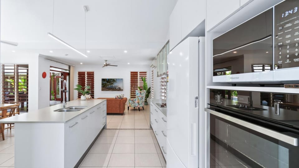 Kitchen or kitchenette, dishwasher, oven
