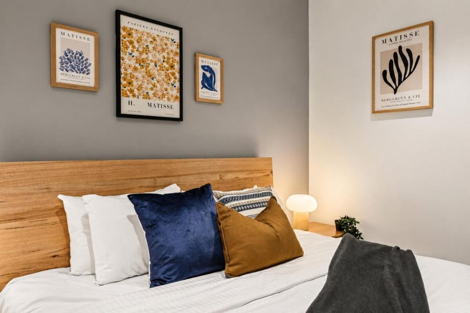 Bed, Photo of the whole room, Decorative detail, Bedroom