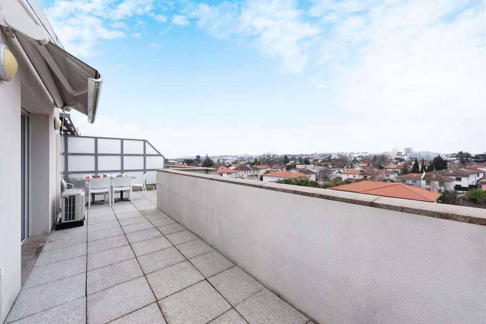 Property building, Patio, Day, View (from property/room), Balcony/Terrace, City view