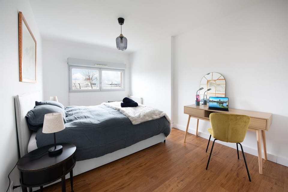 Bed, Photo of the whole room, Seating area, Bedroom