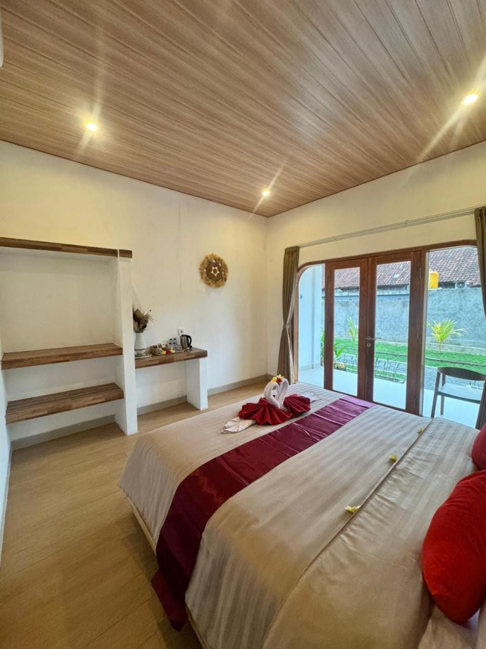 Bed, Bedroom, towels