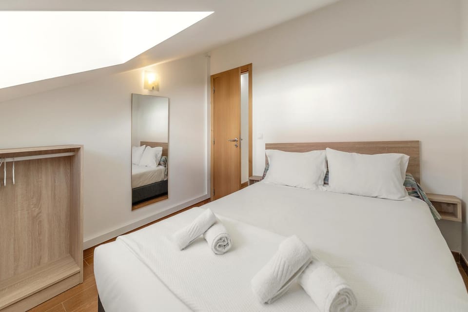 Bedroom, towels, wardrobe
