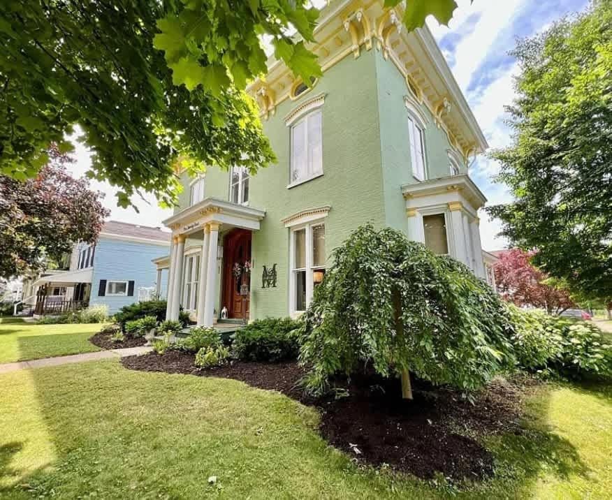 Magnolia Suite- The Belvedere Inn Bed and Breakfast in Oswego