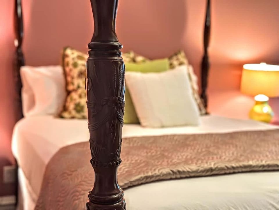 Magnolia Suite- The Belvedere Inn Bed and Breakfast in Oswego