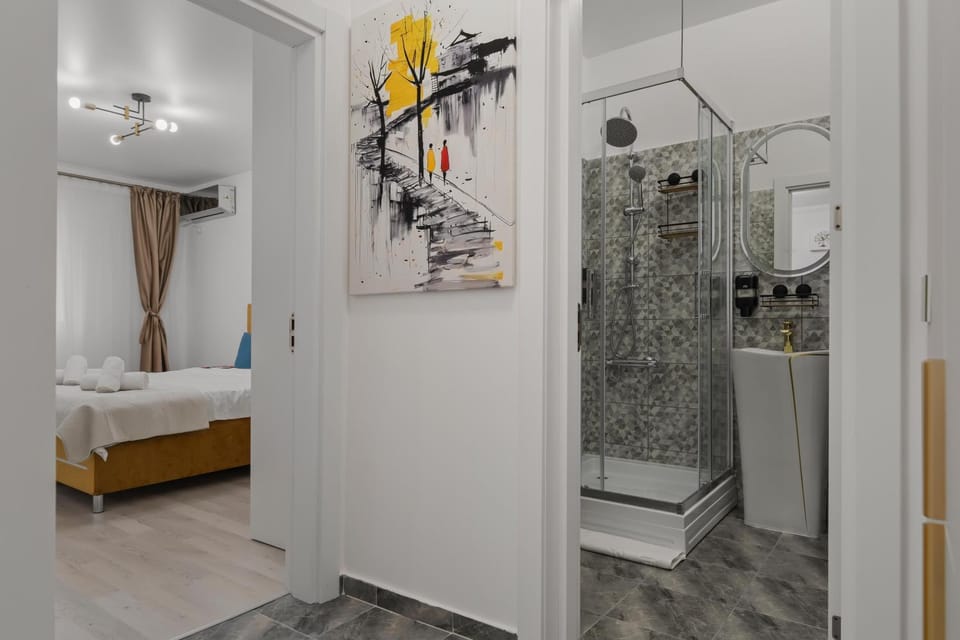 Shower, Bed, Bathroom, Bedroom, towels